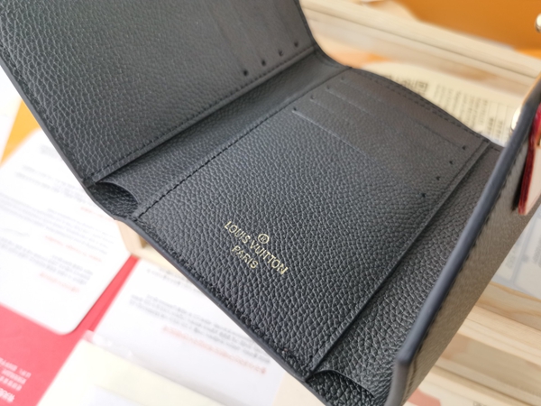 LVコピーウォレット着用イメージ